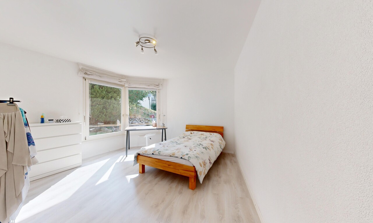 zimmer / schlafzimmer mit holzfußboden, wood finish floor, inside property, gipskartonwand, und drywall