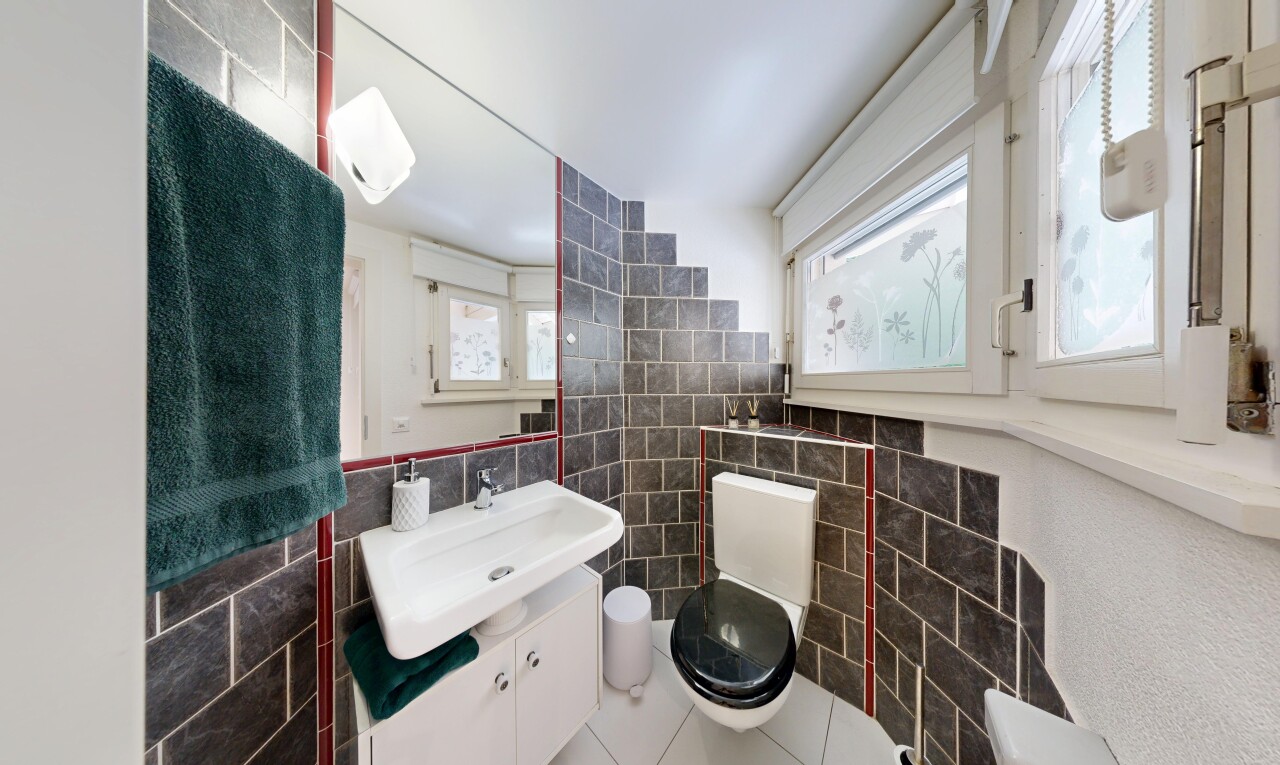 bad mit tile wall, fliesenwand, waschbecken, toilette, und spiegel