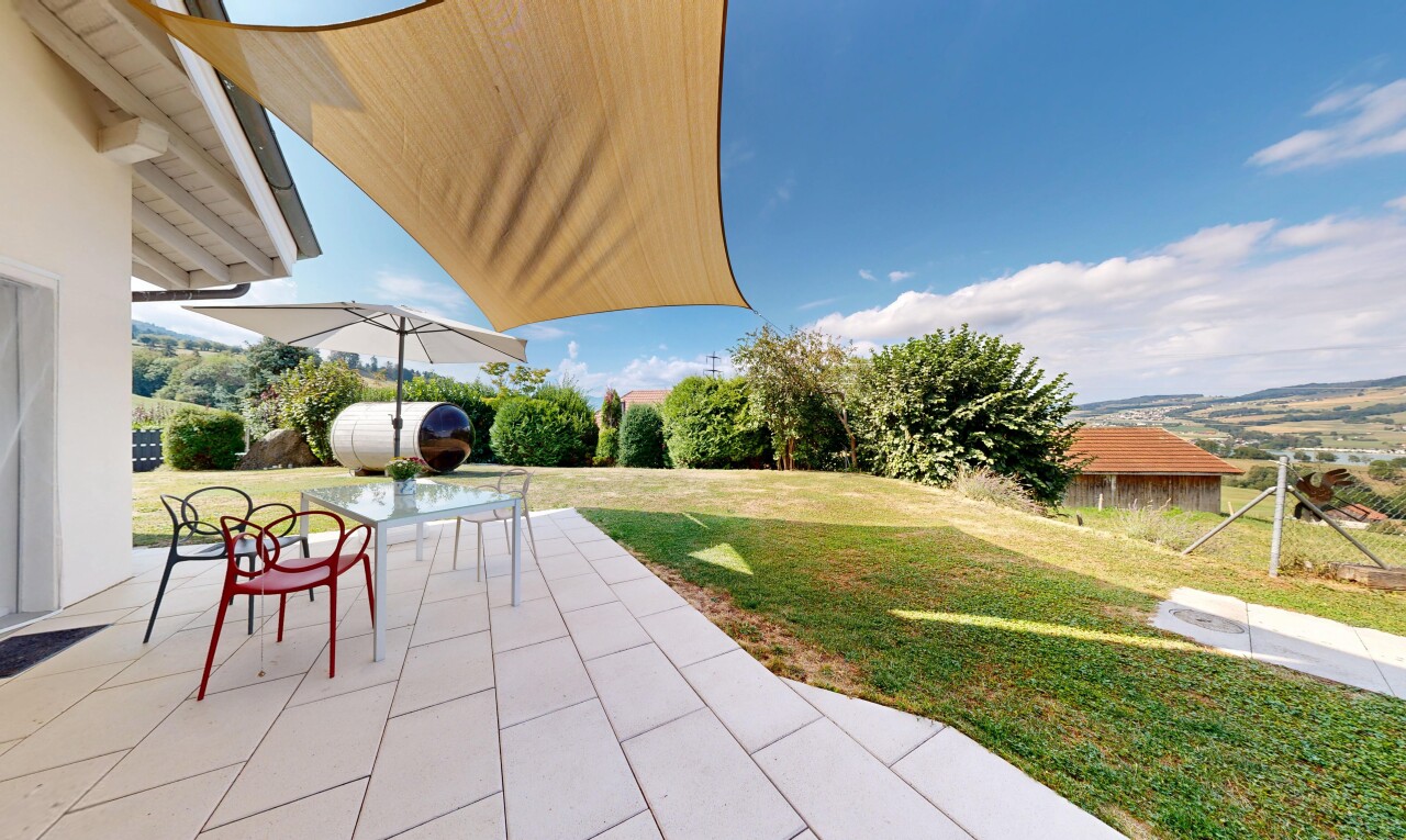 terrasse mit terrasse, rasen, day time, und from property