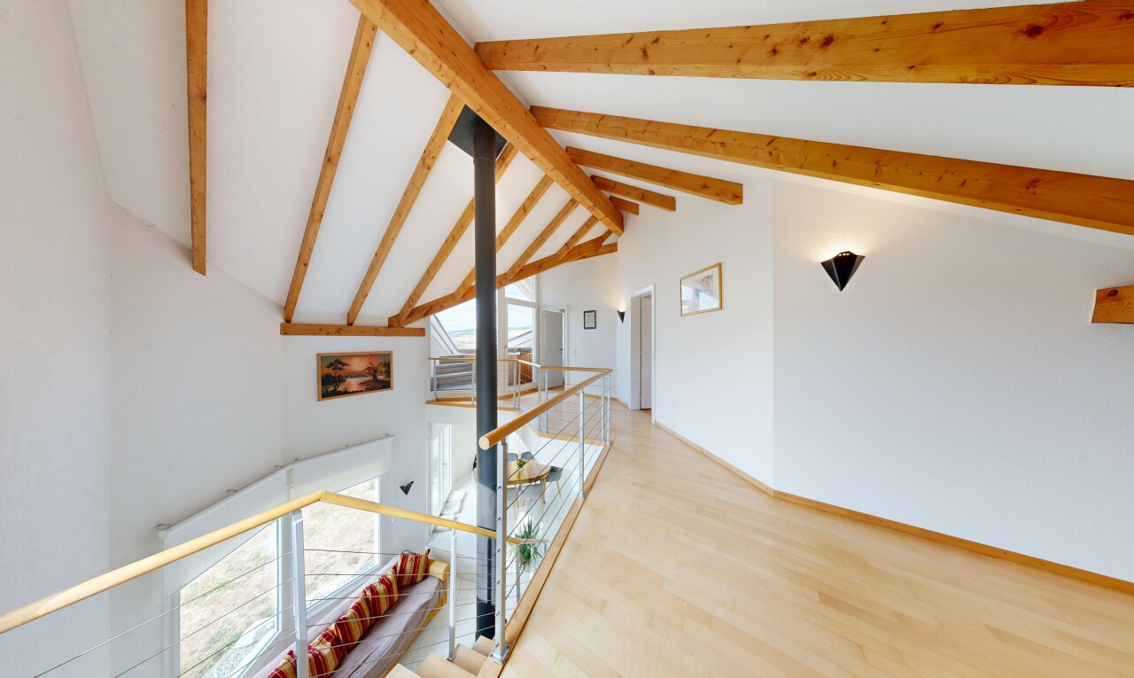 treppe mit beamed ceiling, balkendecke, high ceiling, hohe decke, und high end ceiling