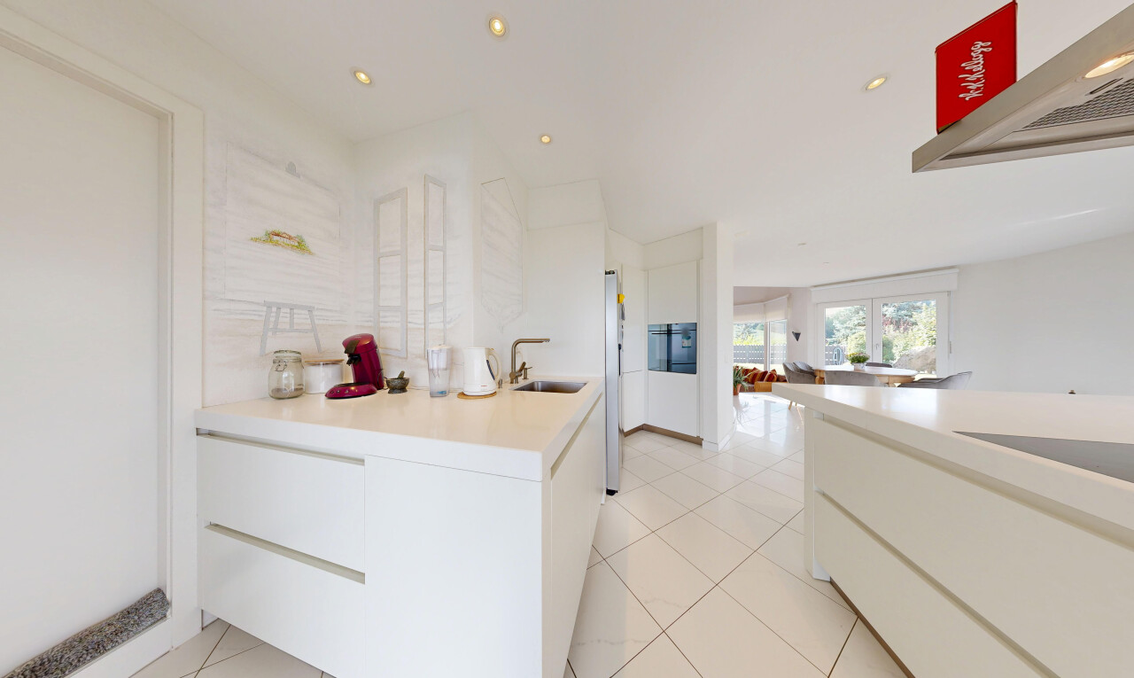 küche mit dunstabzugshaube, arbeitsplatten, light countertops, light floor, und einbauleuchten
