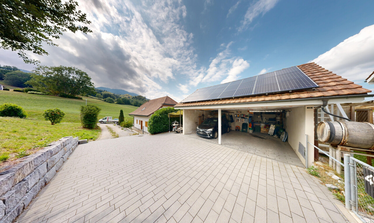 außenansicht mit solaranlage, from property, ziegeldach, day time, und carport angeschlossen