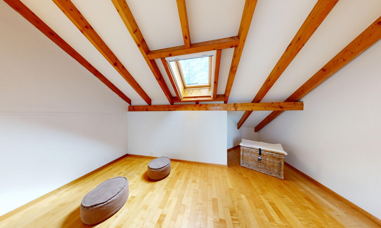 leerer raum mit dachfenster, balkendecke, beamed ceiling, dachschräge, und vaulted ceiling