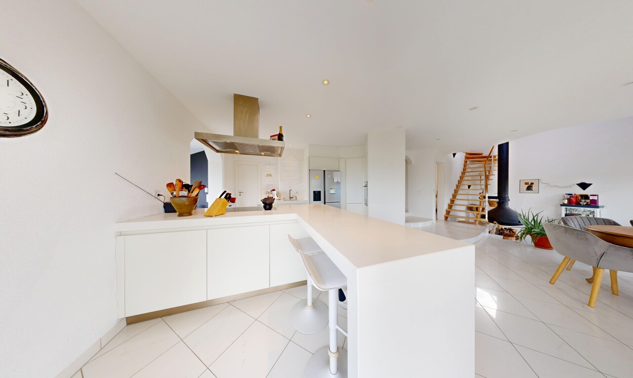küche mit dunstabzugshaube, treppen, arbeitsplatten, light countertops, und gipskartonwand