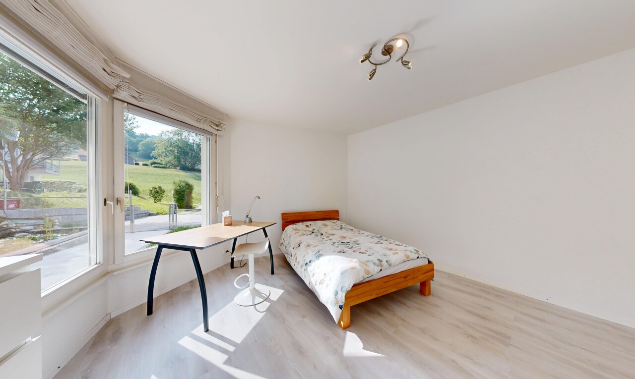 zimmer / schlafzimmer mit wood finish floor, holzfußboden, drywall, gipskartonwand, und inside property