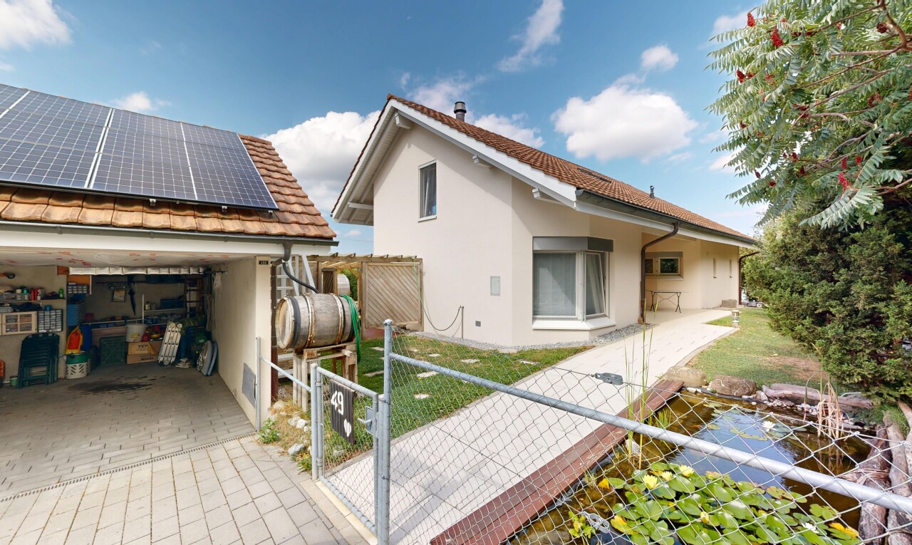 außenansicht mit ziegeldach, property visible, zaun, tor, und stuckverkleidung