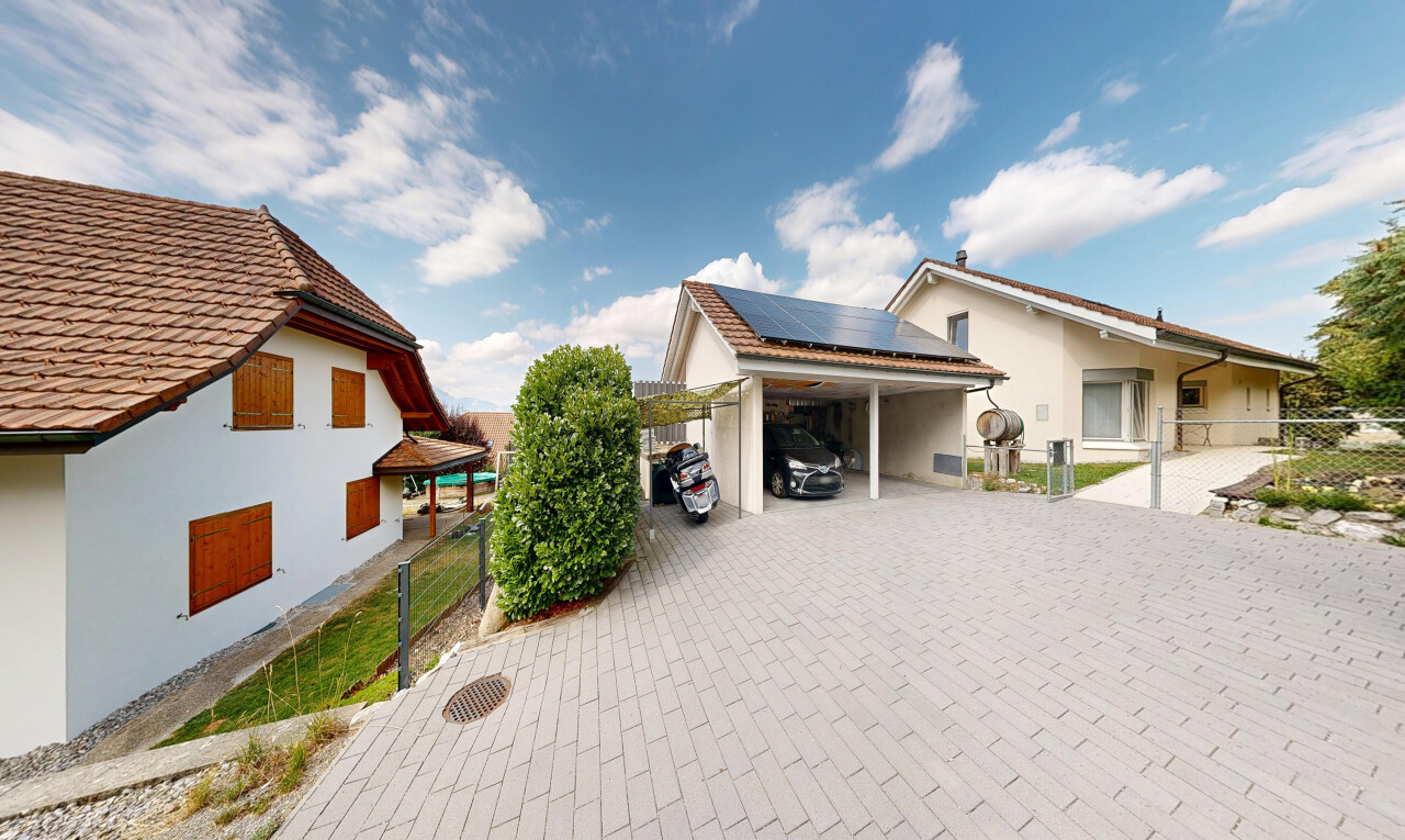 außenansicht mit tor, zaun, ziegeldach, solaranlage, und carport angeschlossen