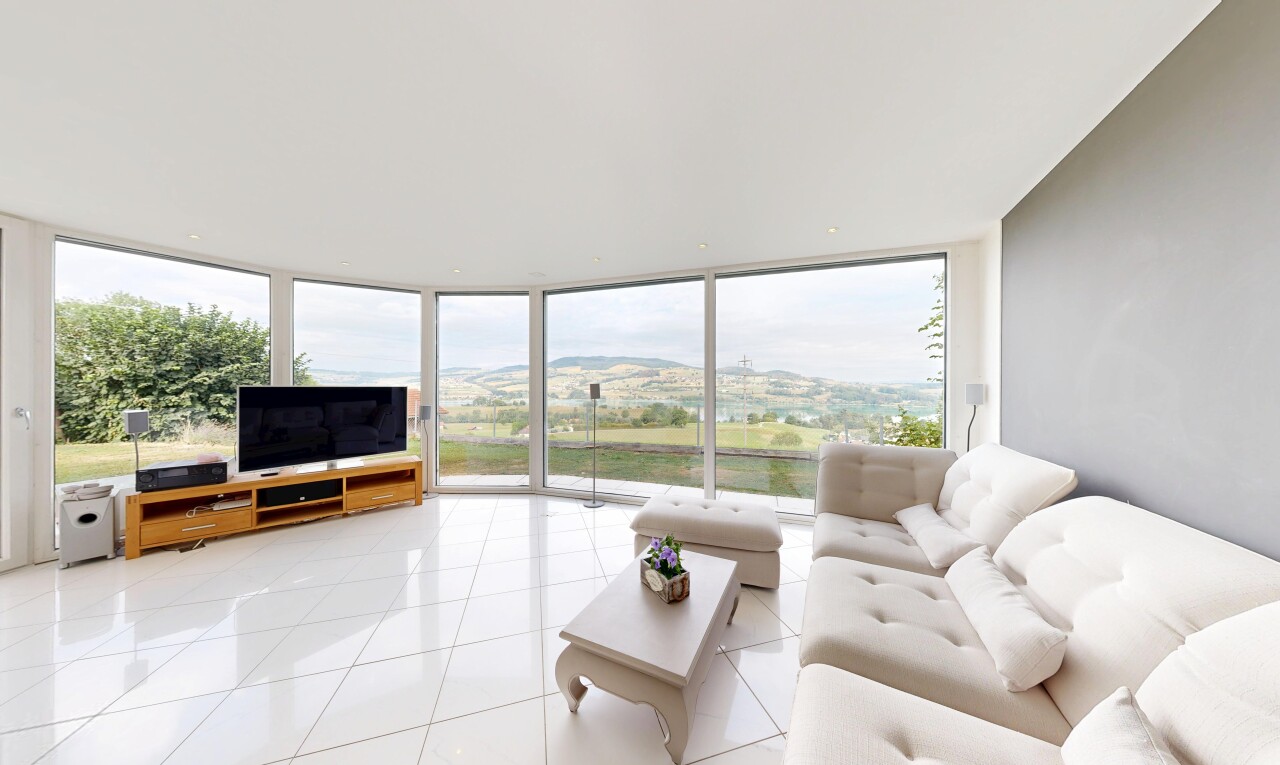 wohnzimmer mit floor ceiling windows, fernseher, gipskartonwand, drywall, und light floor