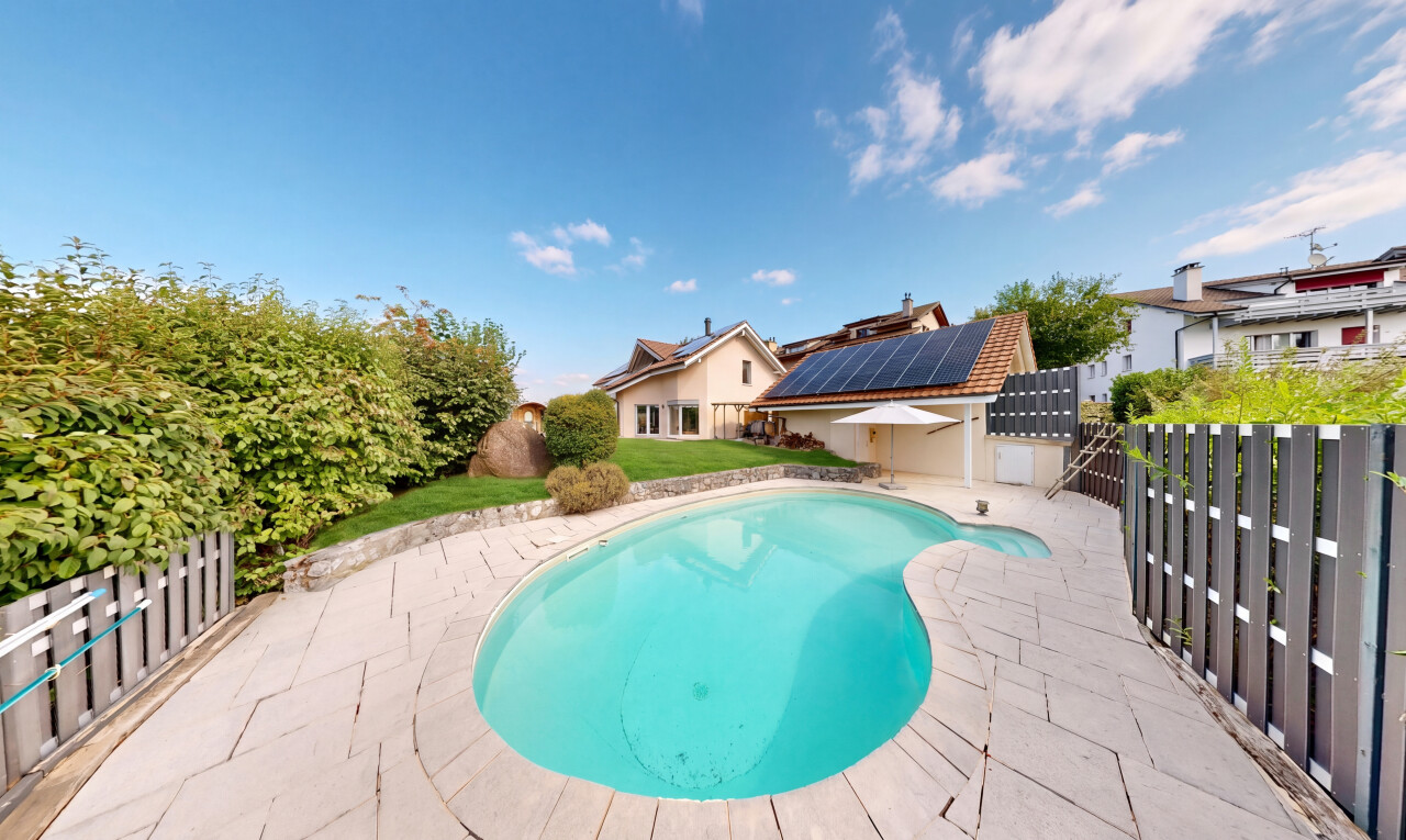 schwimmbad mit terrasse, zaun, schwimmbad, from property, und solaranlage