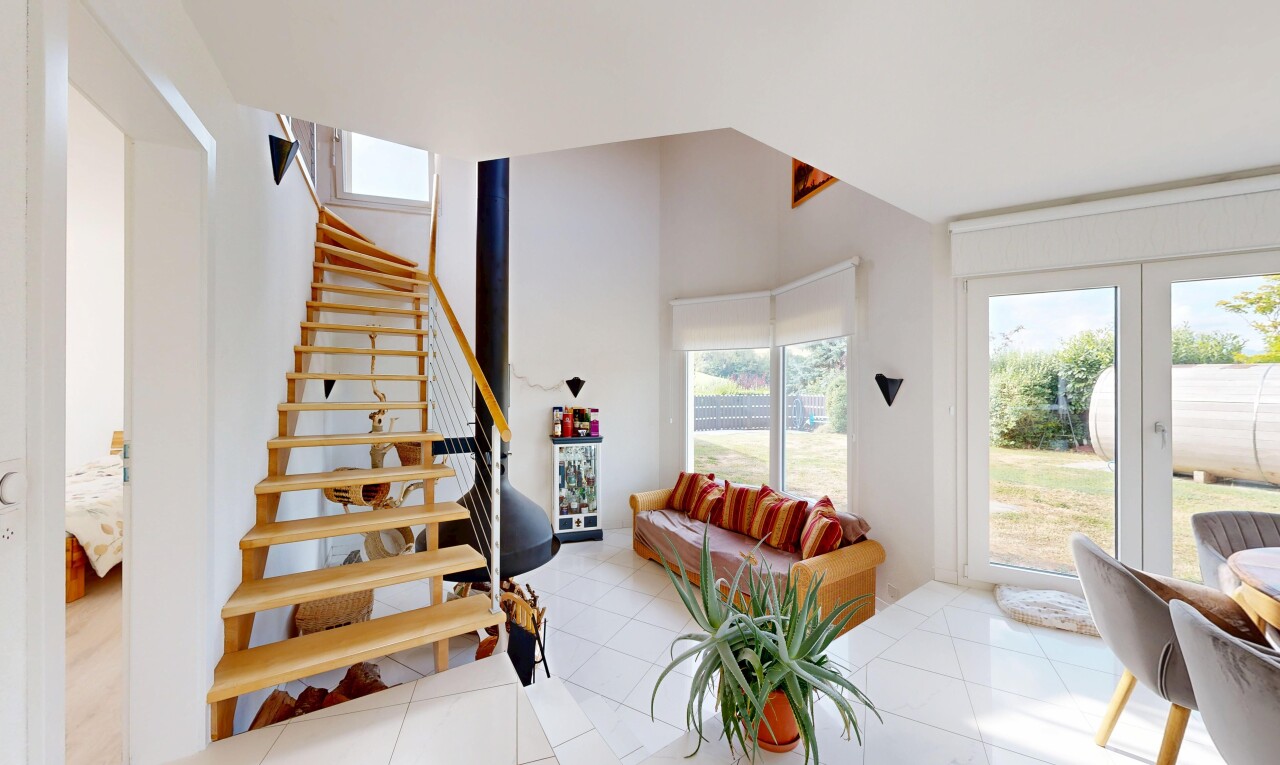 treppe mit treppen, wood finish stairs, drywall, gipskartonwand, und tile floor