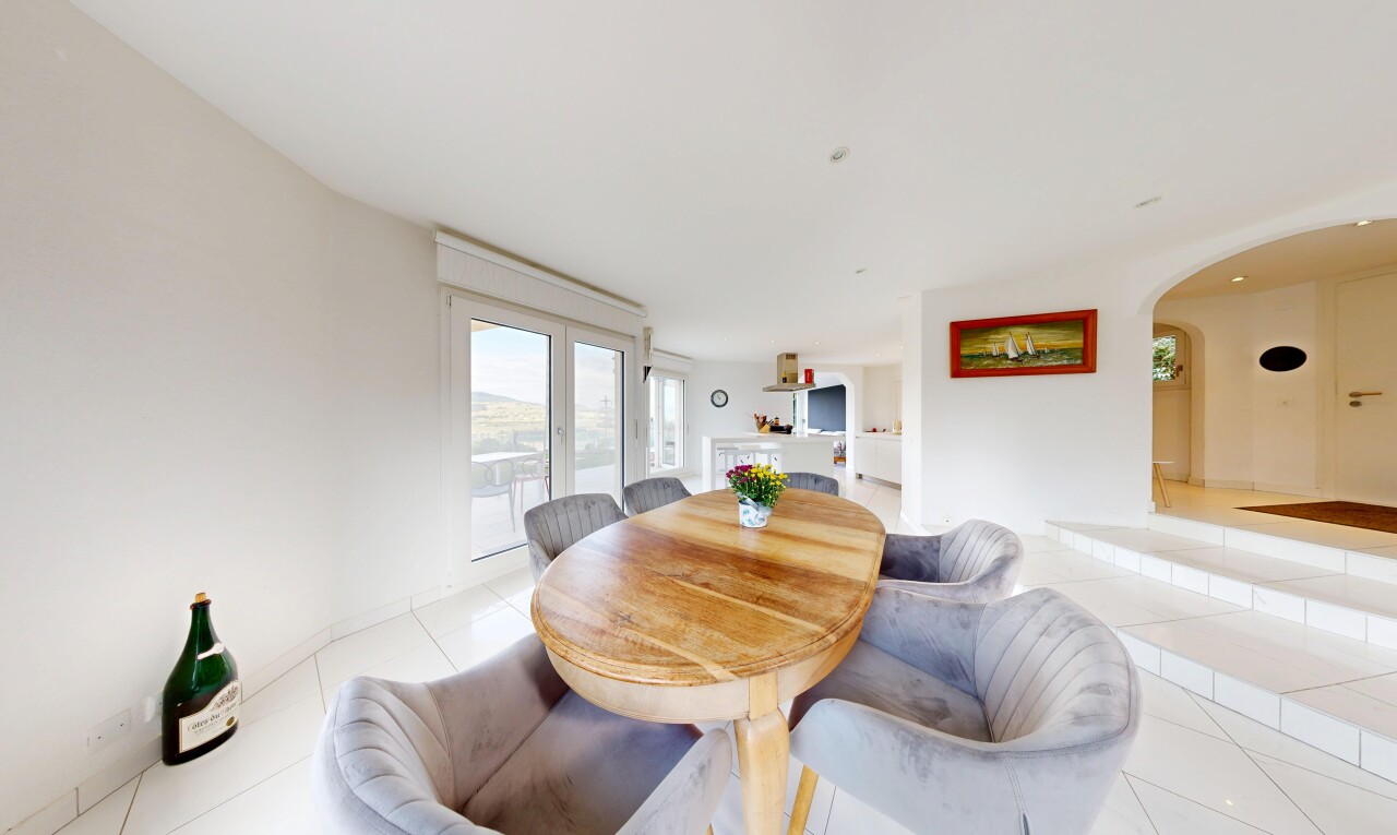 esszimmer mit gewölbte gehwege, gipskartonwand, drywall, fliesenboden, und tile floor