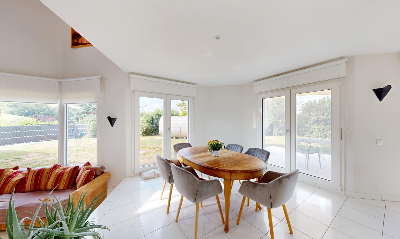 wohn- / esszimmer mit gipskartonwand, drywall, fliesenboden, tile floor, und inside property