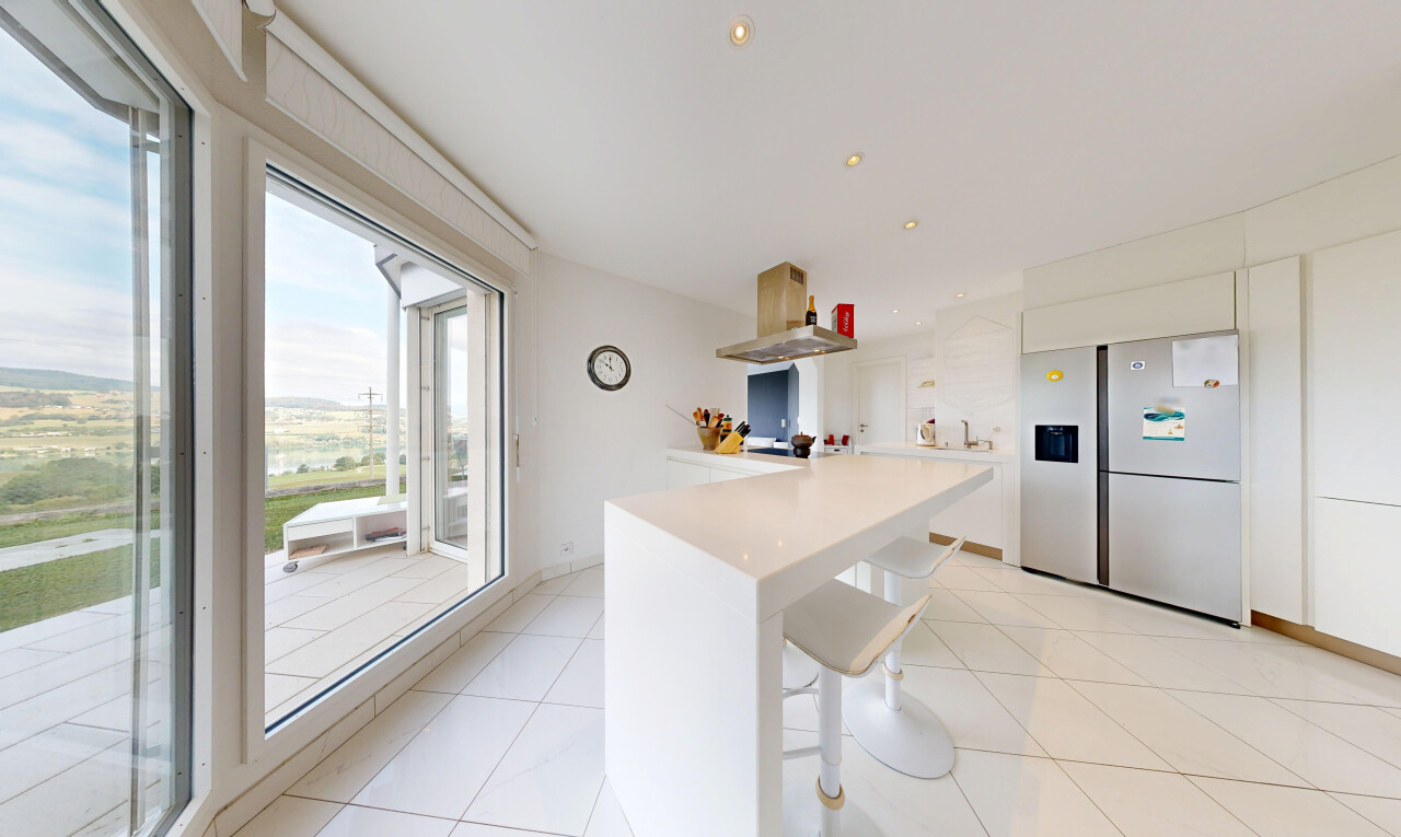 küche mit dunstabzugshaube, kühlschrank, einbauleuchten, light floor, und light countertops