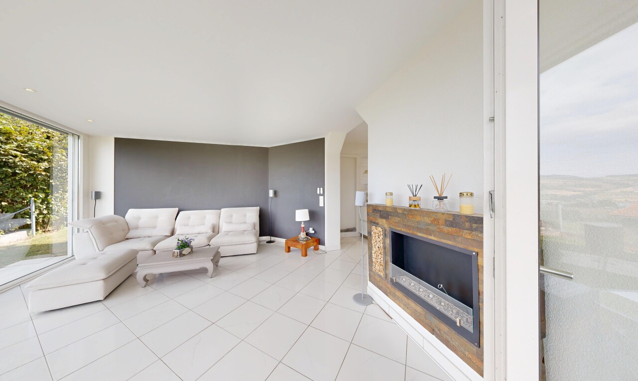 wohnzimmer mit gipskartonwand, drywall, natürliches licht, inside property, und light floor