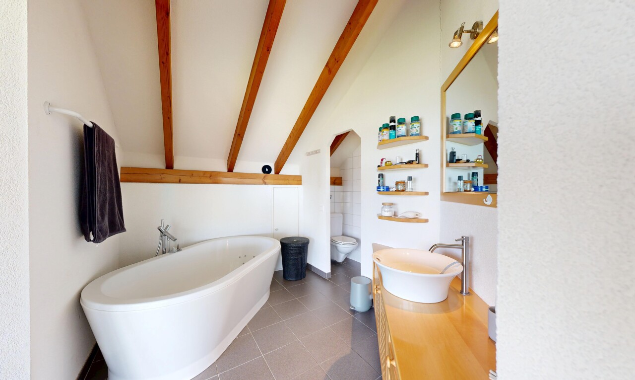 bad mit beamed ceiling, balkendecke, vaulted ceiling, dachschräge, und komplettes badezimmer
