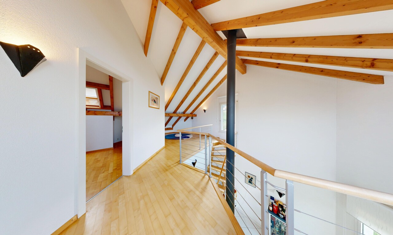 halle / korridor mit balkendecke, beamed ceiling, high end ceiling, holzfußboden, und wood finish floor