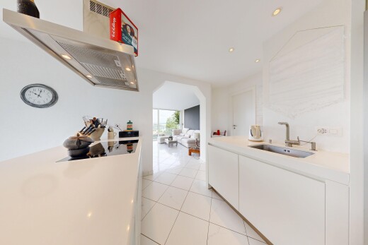 küche mit dunstabzugshaube, light floor, light countertops, einbauleuchten, und waschbecken