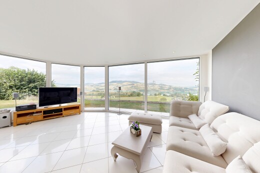 wohnzimmer mit floor ceiling windows, fernseher, gipskartonwand, drywall, und light floor