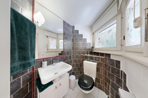 bad mit tile wall, fliesenwand, waschbecken, toilette, und spiegel