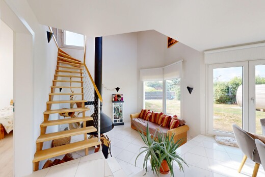 treppe mit treppen, wood finish stairs, drywall, gipskartonwand, und tile floor