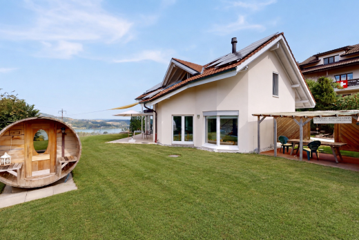 außenansicht mit solaranlage, rasen, from property, day time, und seesicht