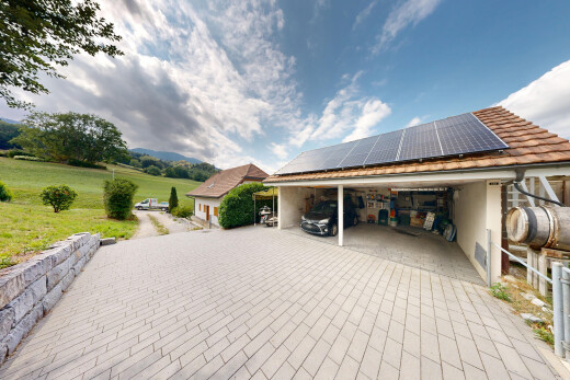 außenansicht mit solaranlage, from property, ziegeldach, day time, und carport angeschlossen
