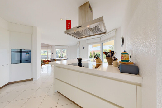 küche mit dunstabzugshaube, light floor, küchentheke, kitchen peninsula, und arbeitsplatten