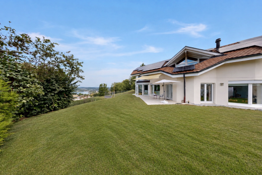 außenansicht mit rasen, from property, solaranlage, day time, und property visible