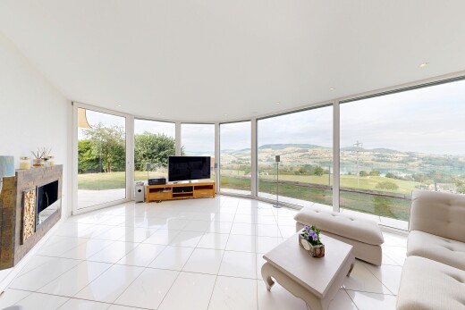 wohnzimmer mit floor ceiling windows, fernseher, wintergarten, kamin, und light floor