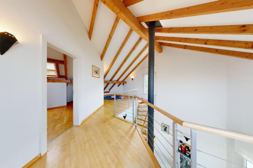 halle / korridor mit balkendecke, beamed ceiling, high end ceiling, holzfußboden, und wood finish floor