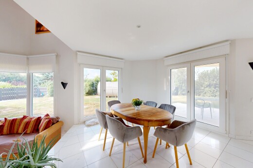 wohn- / esszimmer mit gipskartonwand, drywall, fliesenboden, tile floor, und inside property