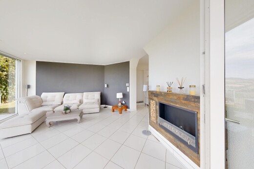 wohnzimmer mit gipskartonwand, drywall, natürliches licht, inside property, und light floor