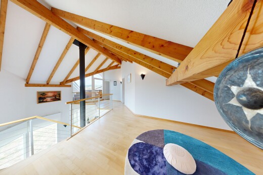 leerer raum mit balkendecke, beamed ceiling, dachschräge, vaulted ceiling, und high end ceiling