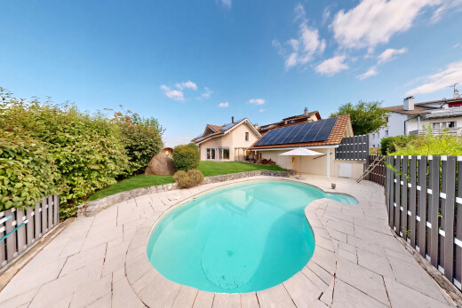 schwimmbad mit terrasse, zaun, schwimmbad, from property, und solaranlage