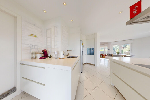 küche mit dunstabzugshaube, arbeitsplatten, light countertops, light floor, und einbauleuchten