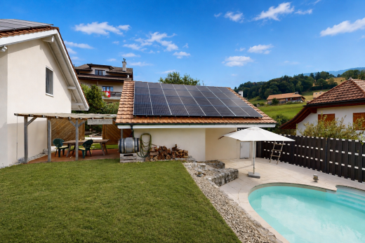 schwimmbad mit solaranlage, zaun, rasen, schwimmbad, und property visible