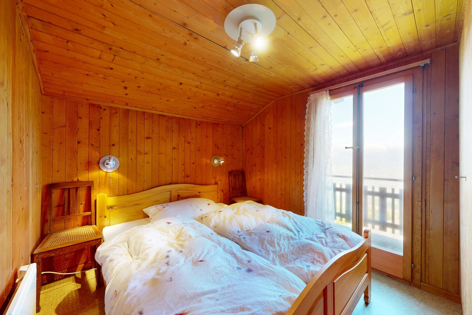 chambre avec natural light, lumière naturelle, wood wall, mur en bois, et carpet