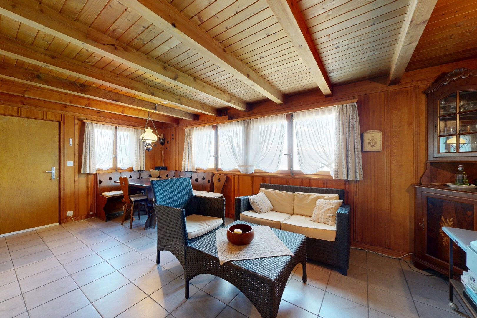 salon / salle à manger avec wood wall, mur en bois, inside property, wood ceiling, et plafond en bois