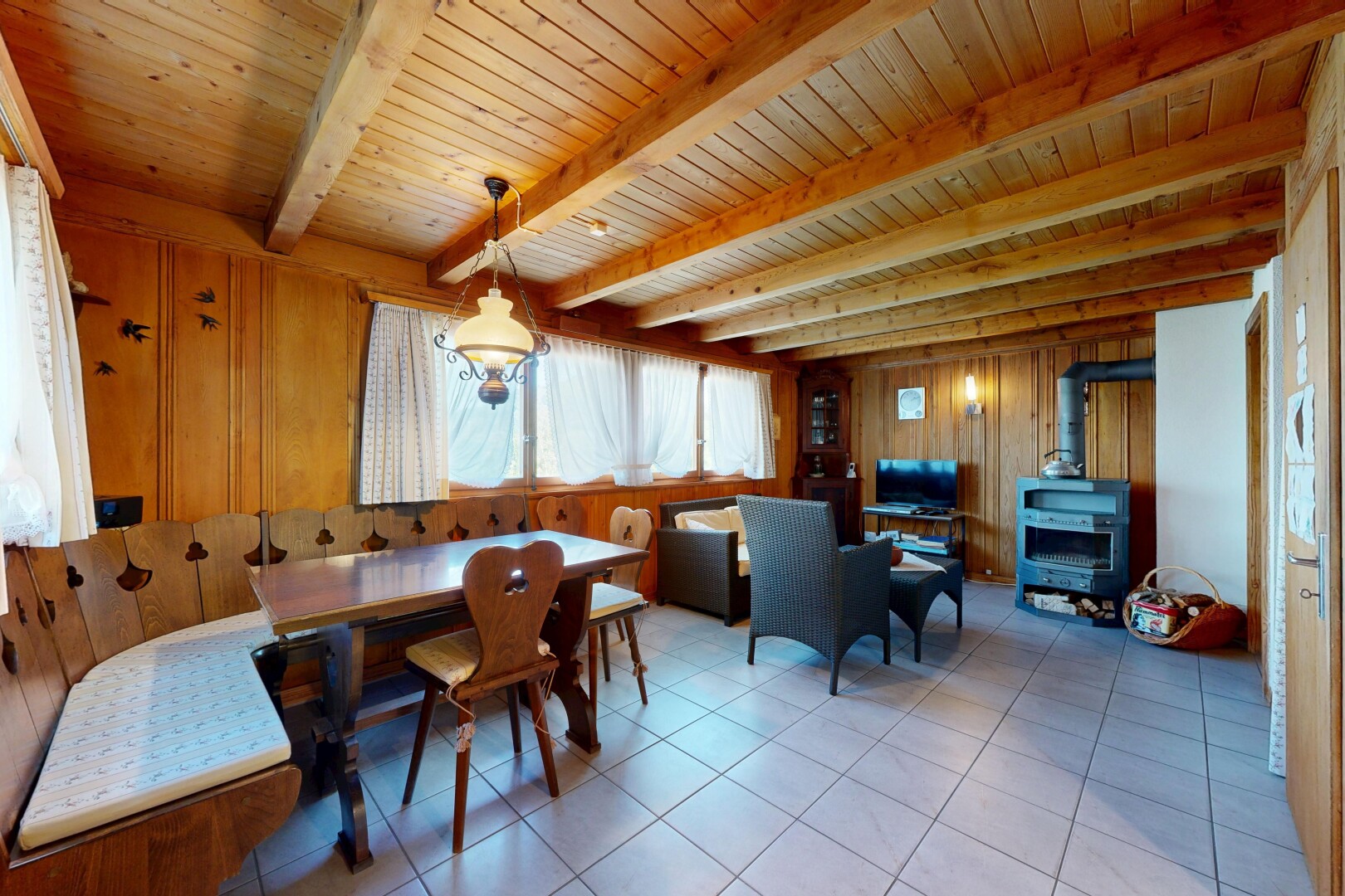 salle à manger avec mur en bois, wood wall, inside property, lumière naturelle, et natural light