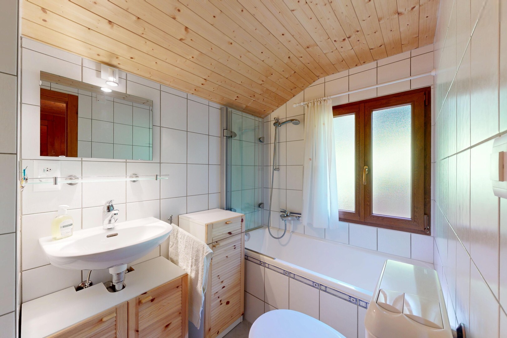 salle de bains avec miroir, salle de bain complète, mur en carrelage, tile wall, et douche-bain combinés