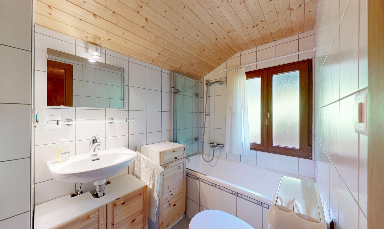salle de bains avec miroir, salle de bain complète, mur en carrelage, tile wall, et douche-bain combinés
