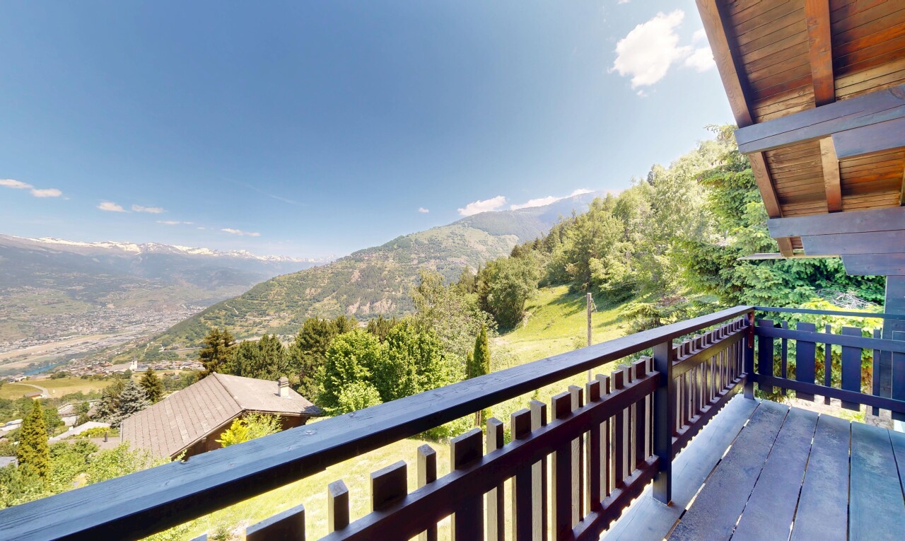 balcon avec from property, day time, mountain view, vue sur la montagne, et balcon