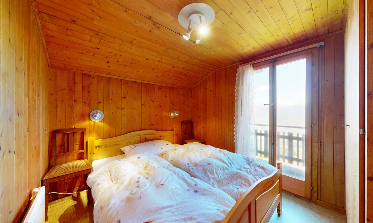chambre avec natural light, lumière naturelle, wood wall, mur en bois, et carpet