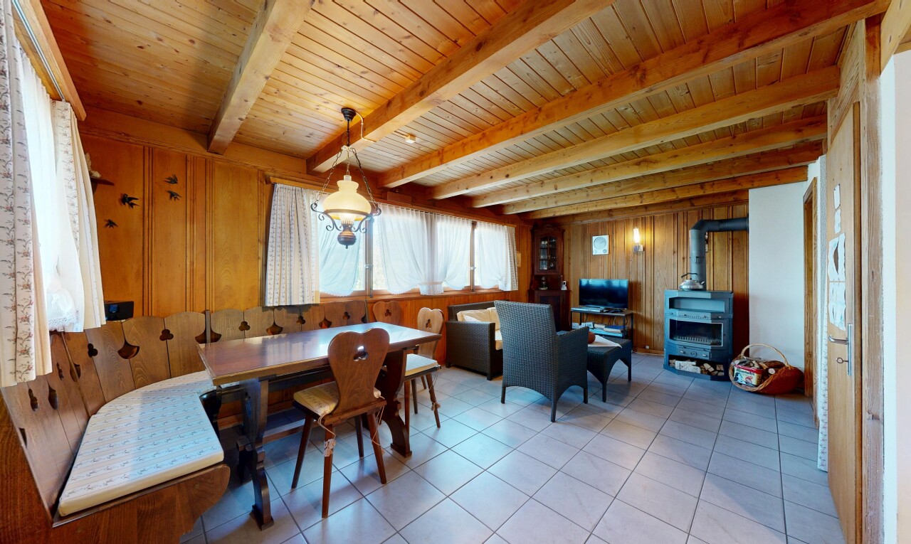 salle à manger avec mur en bois, wood wall, inside property, lumière naturelle, et natural light