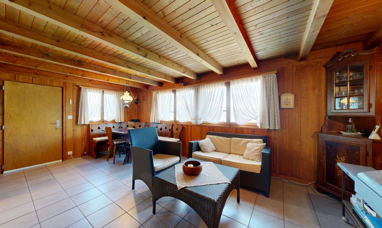 salon / salle à manger avec wood wall, mur en bois, inside property, wood ceiling, et plafond en bois