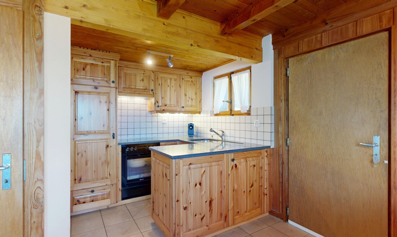 cuisine avec dosseret, backsplash, armoires marron clair, light brown cabinets, et péninsule de cuisine