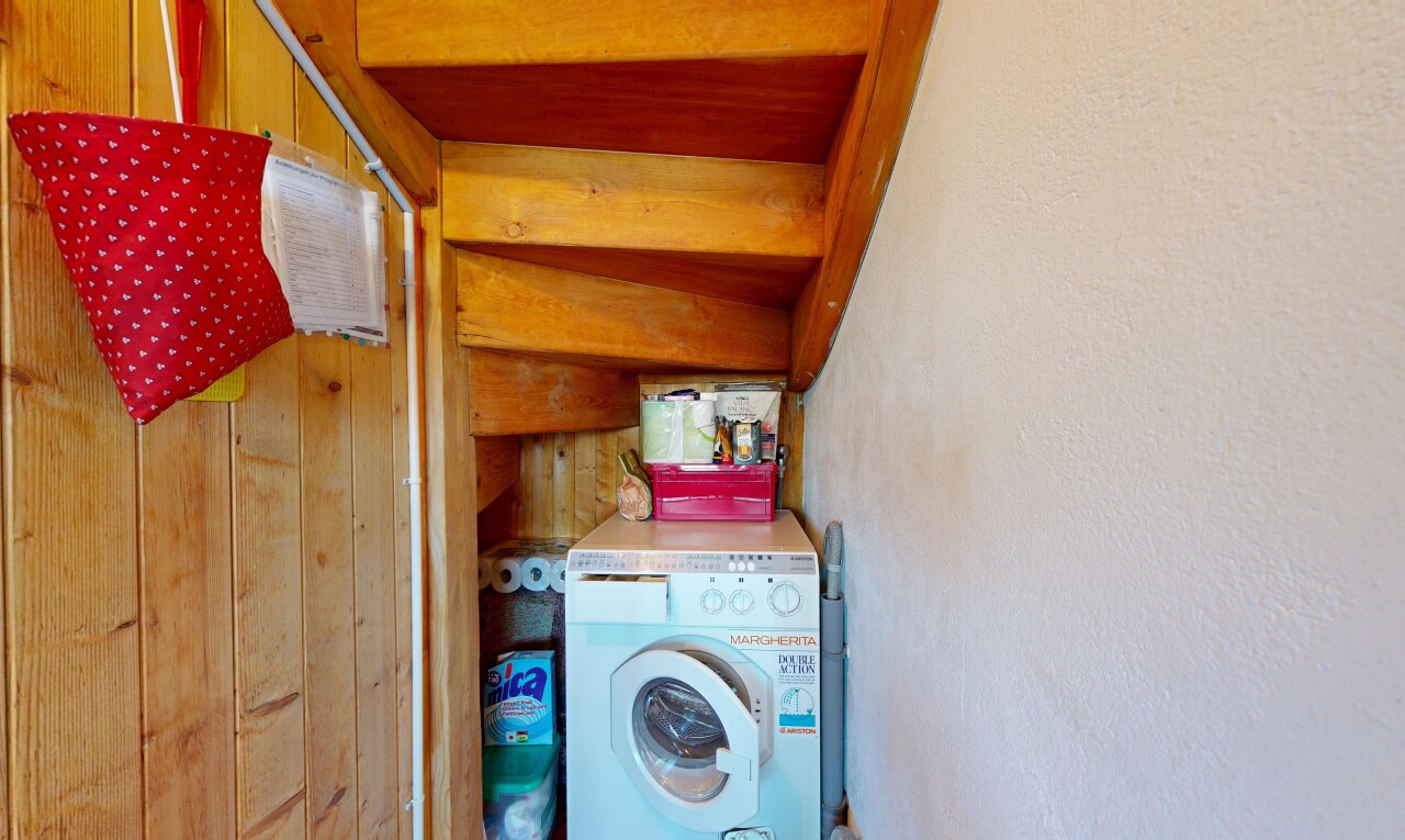 buanderie avec lave-linge et sèche-linge, buanderie, wood wall, et mur en bois