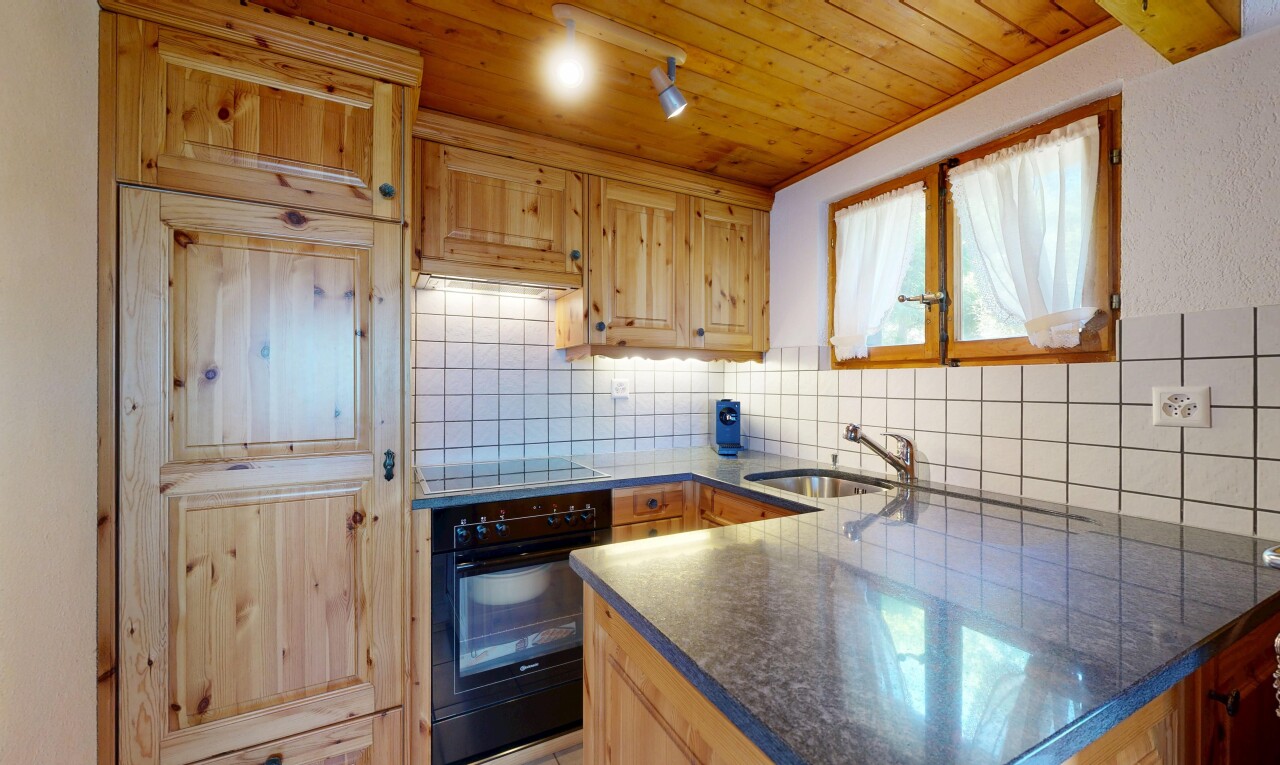 cuisine avec four, péninsule de cuisine, kitchen peninsula, armoires marron clair, et light brown cabinets