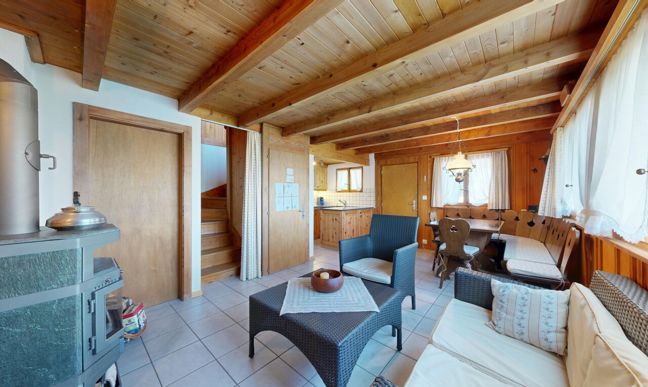 salon / salle à manger avec inside property, escaliers, plafond à poutres, beamed ceiling, et sol en carrelage