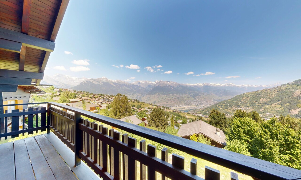 balcon avec from property, vue sur la montagne, mountain view, balcon, et day time